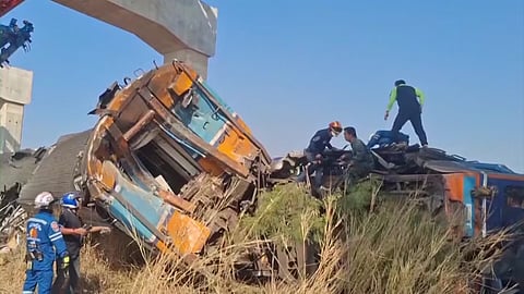 തായ്‌ലൻഡിൽ ട്രെയിനിന് മുകളിൽ ക്രെയിൻ തകർന്നു വീണു; 28 മരണം, ബോഗികൾക്ക് തീപിടിച്ചു | Thailand train accident