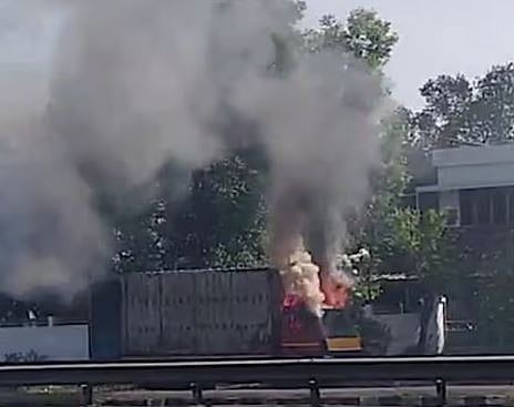 നിയമം ലംഘിച്ച് ഓൺലൈനിൽ പടക്കം ഓർഡർ ചെയ്തു : പാഴ്സലുമായി പോയ ലോറിക്ക് തീപിടിച്ചു | Firecrackers