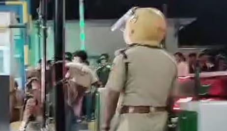 കുമ്പളയിൽ ടോൾ വിരുദ്ധ സമരം സംഘർഷത്തിൽ: ടോൾ ബൂത്തിലെ ക്യാമറകളും ചില്ലുകളും അടിച്ചു തകർത്തു, 500 പേർക്കെതിരെ കേസ് | Toll