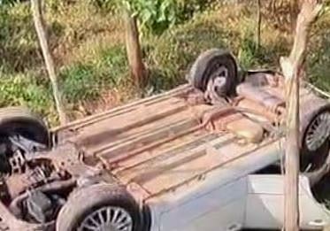 കൊല്ലത്ത് കാർ 15 അടി താഴ്ചയിലേക്ക് മറിഞ്ഞു: ദമ്പതികൾക്ക് ഗുരുതര പരിക്ക്, മകളും കുട്ടിയും രക്ഷപ്പെട്ടത് അത്ഭുതകരമായി | Car