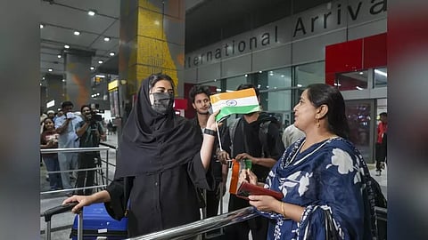 ഇറാൻ സംഘർഷം: ഇന്ത്യക്കാരുടെ ആദ്യ സംഘം ഡൽഹിയിലെത്തി; മടങ്ങിയത് ഭൂരിഭാഗവും വിദ്യാർത്ഥികൾ | Indians returning from Iran