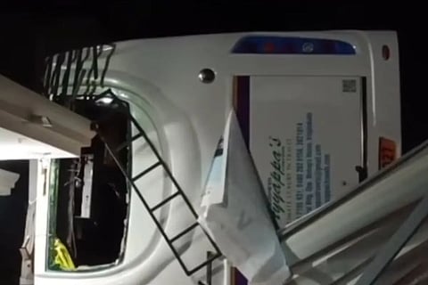 ആറ്റിങ്ങലിൽ വിനോദയാത്ര ബസ് വീടിന് മുകളിലേക്ക് മറിഞ്ഞു; 17 വിദ്യാർത്ഥികൾക്ക് പരിക്ക്, ഒരാളുടെ ശരീരത്തിൽ കമ്പി തുളച്ചുകയറി | Sahrdaya engineering college bus accident