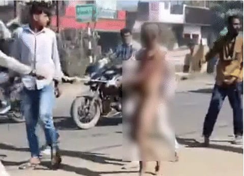 നഗ്നനാക്കി നടത്തിച്ചു, മുഖത്ത് കരിതേച്ചു; പ്രായപൂർത്തിയാകാത്ത പെൺകുട്ടിക്കൊപ്പം ഒളിച്ചോടിയ 16കാരന് ക്രൂര മർദ്ദനം | Ujjain minor boy stripped and paraded