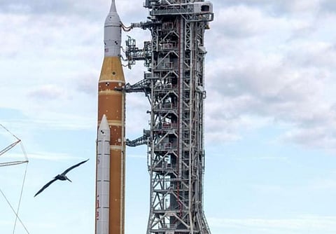 ചന്ദ്രനിലേക്ക് വീണ്ടും മനുഷ്യൻ: ആർട്ടിമിസ് 2 റോക്കറ്റ് ലോഞ്ച് പാഡിലെത്തി; വിക്ഷേപണം ഫെബ്രുവരി 6-ന് | Artemis II