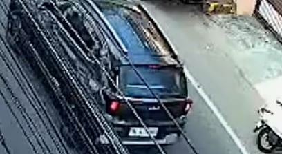 എളമക്കരയിൽ വിദ്യാർത്ഥിനിയെ ഇടിച്ചു തെറിപ്പിച്ചു കാർ നിർത്താതെ പോയ സംഭവം: ഗുരുതര പരിക്ക്, കരളിൽ രക്തസ്രാവം | Car