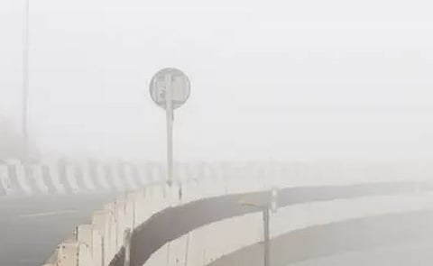മൂടൽമഞ്ഞിൽ പുതഞ്ഞ് ഡൽഹി: വ്യോമ-റെയിൽ സർവീസുകൾ താറുമാറായി; വായു നിലവാരം അതീവ ഗുരുതരം | Fog