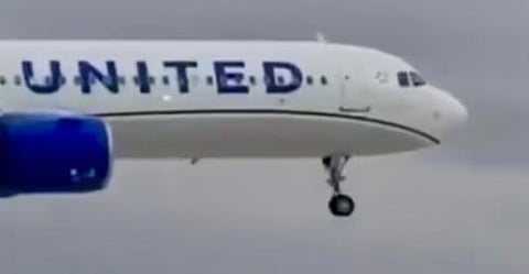 ഒർലാൻഡോയിൽ ലാൻഡിങ്ങിനിടെ വിമാനത്തിൻ്റെ ചക്രം ഊരിത്തെറിച്ചു | Plane