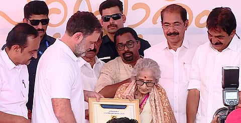 'രാജ്യത്ത് നിശബ്‌ദതയുടെ സംസ്കാരം വ്യാപിക്കുന്നു': കൊച്ചിയിൽ 'മഹാ പഞ്ചായത്ത്' ആവേശം, ലീലാവതി ടീച്ചർക്ക് പ്രിയദർശിനി പുരസ്കാരം സമ്മാനിച്ച് രാഹുൽ ഗാന്ധി | Priyadarshini Award