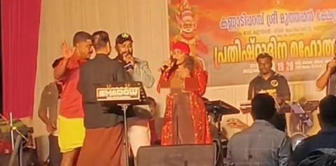 കണ്ണൂരിൽ ക്ഷേത്രോത്സവത്തിനിടെ ഗണഗീതം പാടി; ഇടപെട്ട് പാട്ട് നിർത്തിച്ച് സി.പി.ഐ.എം പ്രവർത്തകർ | Ganageetham Controversy
