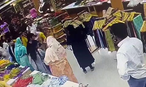 വിവാഹത്തിന് തടസ്സം നിന്നു; കാമുകന്റെ അമ്മയെ കടയിൽ കയറി കുത്തി പത്തൊമ്പതുകാരി; സംഭവം കൽപ്പറ്റയിൽ | Woman Attacks Lover's Mother