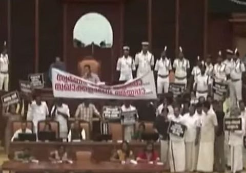 പാരഡി പാട്ടുകളും പ്ലക്കാർഡുകളുമായി സഭയിൽ ഭരണ-പ്രതിപക്ഷ 'യുദ്ധം'; ശബരിമല സ്വർണക്കൊള്ളയിൽ നിയമസഭ പ്രക്ഷുബ്ധം | Sabarimala Gold Theft