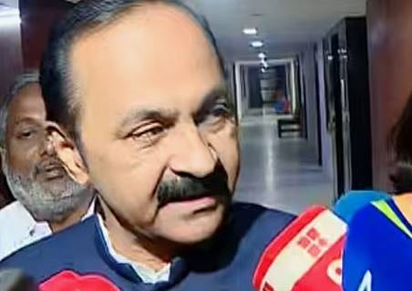 'ഗണേഷിൻ്റെ കുടുംബ പ്രശ്നം തീർക്കാനാണ് ഉമ്മൻ ചാണ്ടി ശ്രമിച്ചത്, മാപ്പ് പറയണം, മുഖ്യമന്ത്രി പോറ്റിക്കൊപ്പം നിന്നില്ലേ ?': VD സതീശൻ | Oommen Chandy