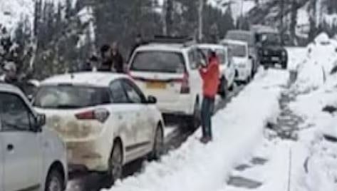 ഉത്തരേന്ത്യയിൽ കനത്ത മഞ്ഞുവീഴ്ച: മണാലിയിൽ 8 കിലോമീറ്റർ നീളത്തിൽ ഗതാഗതക്കുരുക്ക് | Heavy snowfall