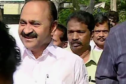 'CBI അന്വേഷണം നടക്കട്ടെ, അഴിമതി തുറന്നു പറഞ്ഞ നേതാവ് ഇപ്പോൾ വധഭീഷണിയിൽ': പുനർജനി പദ്ധതിയിലെ വിവാദങ്ങൾക്കിടെ വീടിന് തറക്കല്ലിട്ട് VD സതീശൻ | Punarjani project