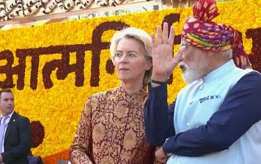 77-ാം റിപ്പബ്ലിക് ദിനം: യുദ്ധസ്മാരകത്തിൽ ആദരമർപ്പിച്ച് പ്രധാനമന്ത്രി; കർത്തവ്യപഥിൽ വിസ്മയമായി പരേഡ്, സൈനിക ശക്തി തുറന്ന് കാട്ടി ആഘോഷങ്ങൾ, തിളങ്ങി ഓപ്പറേഷൻ സിന്ദൂർ | 77th Republic Day