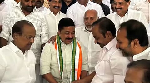 നിയമസഭാ സമ്മേളനം പുനരാരംഭിച്ചു : പുതിയ തന്ത്രവുമായി പ്രതിപക്ഷം, സഭാകവാടത്തിൽ സത്യാഗ്രഹം, സഭ നടപടികളുമായി സഹകരിക്കും, ഹൈക്കോടതിക്ക് എതിരായ സമരമെന്ന് മുഖ്യമന്ത്രി | Assembly session