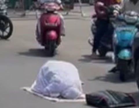 നടുറോഡിൽ പ്രാർത്ഥിച്ച് പ്രതിഷേധിച്ച് സ്ത്രീ: കസ്റ്റഡിയിലെടുത്ത് പോലീസ് | Woman