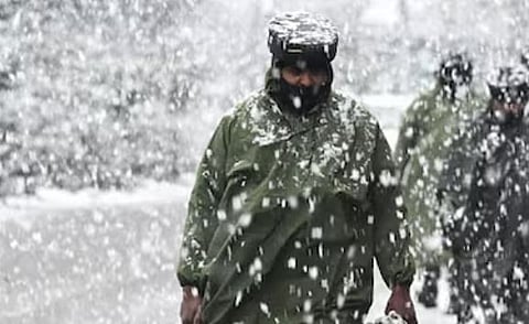 സൈനികർക്കായി മഞ്ഞുകൂമ്പാരത്തിൽ കയറി ഗ്രാമീണർ: ദോഡയിൽ 20 സൈനികർക്ക് രക്ഷകരായി ജനക്കൂട്ടം | Soldiers