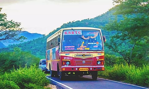 റോഡിന് നടുവിൽ വാട്ടർ അതോറിറ്റി കുഴിയെടുത്തു; ടാർ പൊളിഞ്ഞ് കുഴിയിൽ വീണ് KSRTC സൂപ്പർ ഫാസ്റ്റ്