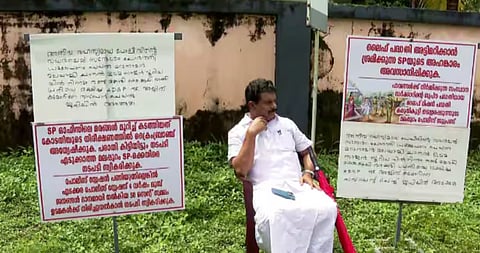 വേറിട്ട സമരവുമായി മലപ്പുറം എസ് പി എസ് ശശിധരന്‍റെ ക്യാമ്പ് ഓഫീസിന് മുന്നിൽ പിവി അന്‍വര്‍ എംഎല്‍എ