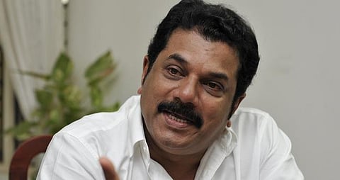 ‘അജ്ഞാത വാസം’ അവസാനിപ്പിച്ച് മുകേഷ്: പ്രതിഷേധങ്ങൾക്കിടെ തിരുവനന്തപുരത്തെ വീട് വിട്ടത് പൊലീസ് സുരക്ഷയോടെ | mukesh mla left his residence in thiruvananthapuram