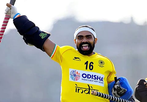 പി.ആര്‍. ശ്രീജേഷിന് രണ്ടുകോടി രൂപ; പാരിതോഷികം പ്രഖ്യാപിച്ച് സംസ്ഥാന സര്‍ക്കാര്‍ | Rs. 2 crores to P.R. Sreejesh