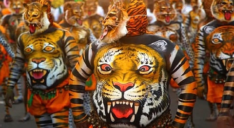 തൃ​ശൂ​രി​ൽ ഇ​ന്ന് പു​ലികളി​റ​ങ്ങും: ചായം പൂശൽ ആരംഭിച്ചു, സ്വ​രാ​ജ് റൗ​ണ്ടി​ല്‍ ഗ​താ​ഗ​ത നി​യ​ന്ത്ര​ണം | Pulikali in Thrissur updates