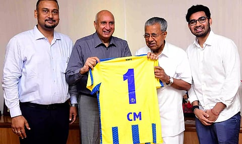 ദുരിതാശ്വാസ നിധിയിലേക്ക് 25 ലക്ഷം രൂപ കൈമാറി കേരള ബ്ലാസ്റ്റേഴ്സ്; കൂടാതെ ഓരോ ഗോളിനും ഒരു ലക്ഷം വീതവും നൽകും