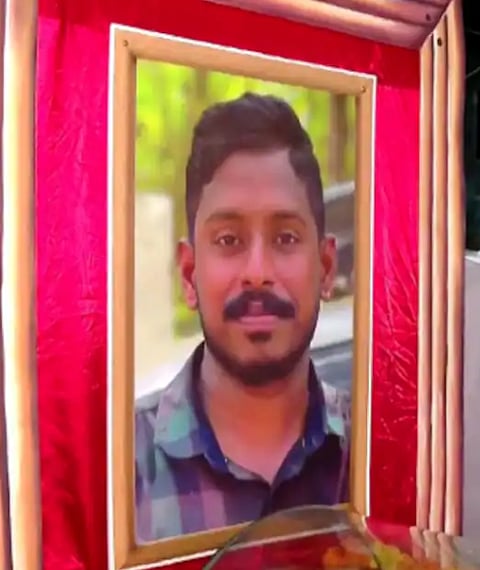 1 കിലോമീറ്റർ ക്യൂ: അർജുന് അന്ത്യോപചാരം അർപ്പിക്കാൻ ആയിരങ്ങൾ