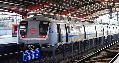 ഡ​ല്‍​ഹി​യി​ല്‍ ഓ​ടി​ക്കൊ​ണ്ടി​രു​ന്ന മെ​ട്രോ​ട്രെ​യി​നിന്‍റെ മു​ന്നി​ലേ​ക്ക് എ​ടു​ത്തു​ചാ​ടി മ​ധ്യ​വ​സ്ക