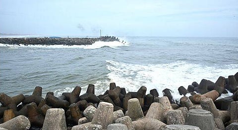 മുതലപ്പൊഴിയിൽ മത്സ്യബന്ധന വള്ളവും മറൈൻ എൻഫോഴ്സ്മെൻ്റിൻ്റെ വള്ളവും മറിഞ്ഞ് അപകടം