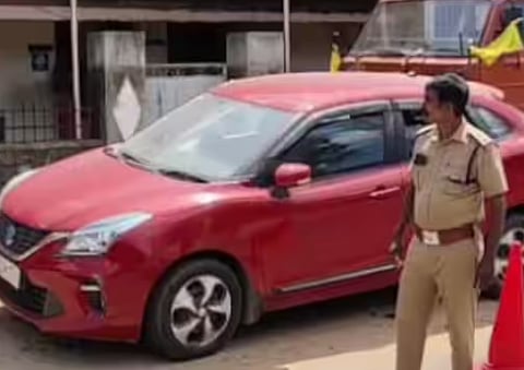 കഴക്കൂട്ടത്ത് നിർത്തിയിട്ട കാറിൽ നിന്നും ദുര്‍ഗന്ധം വമിച്ചു: പോലീസ് കണ്ടെത്തിയത് 3 ദിവസം പഴക്കമുള്ള മൃതദേഹം, മരിച്ചയാളെ തിരിച്ചറിഞ്ഞു | Deadbody inside car in Kazhakkoottam