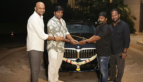 മഹാരാജയുടെ നിർമ്മാതാക്കൾ നിതിലൻ സാമിനാഥന് ബിഎംഡബ്ല്യു കാർ സമ്മാനിച്ചു