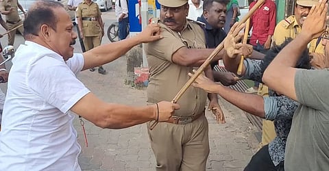 മർദ്ദനത്തിൻ്റെ ദൃശ്യങ്ങൾ കിട്ടിയില്ല, മുഖ്യമന്ത്രിയുടെ ഗണ്‍മാന് ക്ലീന്‍ ചിറ്റ് നല്‍കി: പ്രതിഷേധിച്ച് യൂത്ത് കോൺഗ്രസ് കോടതിയിലേക്ക് | Clean chit