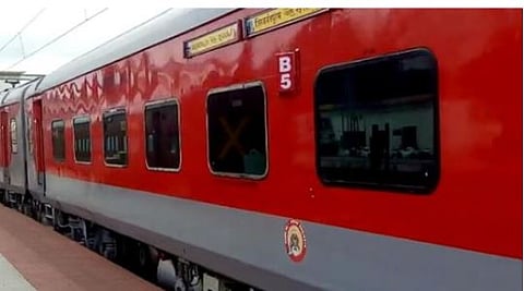 ത​ക​ര്‍​ന്ന പാ​ള​ത്തി​ലൂ​ടെ ഓ​ടി കേ​ര​ള എ​ക്‌​സ്പ്ര​സ്: ഒ​ഴി​വാ​യ​ത് വ​ന്‍ അ​പ​ക​ടം | Kerala Express