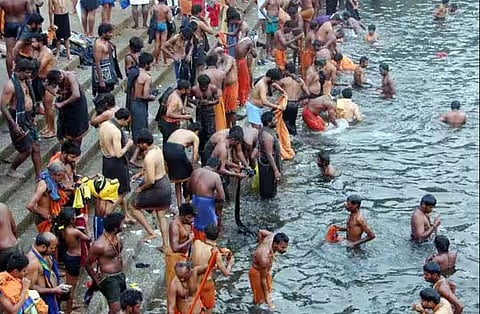 പമ്പാ നദിയെ മലിനമാക്കുന്ന അനാചാരം; പമ്പയിൽ  കുളിച്ച ശേഷം വസ്ത്രം ഉപേക്ഷിക്കുന്നത് കൂടുന്നു | Pampa River