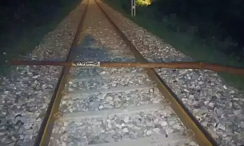 റെയിൽവെ ട്രാക്കിൽ 25 അടി നീളമുള്ള ഇരുമ്പ് ദണ്ഡ്; അട്ടിമറി ഗൂഢാലോചനയെന്ന് പൊലീസ് | iron rod found on railway track