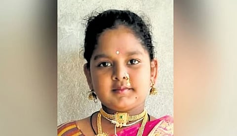അധികൃതരുടെ അനാസ്ഥ: സ്‌കൂളിലെ ടോയ്‌ലറ്റിനു സമീപം പൊട്ടിയ വൈദ്യുതി കമ്പിയിൽ ചവിട്ടി; രണ്ടാം ക്ലാസ് വിദ്യാർഥിനിക്ക് ദാരുണാന്ത്യം