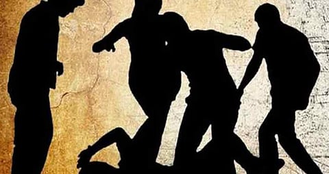 വ​ട​ക​ര​യി​ൽ അ​ധ്യാ​പ​ക​നെ ആ​റം​ഗ​സം​ഘം ആ​ക്ര​മി​ച്ചു: ക​ണ്ണി​നും വാ​രി​യെ​ല്ലി​നും ഗു​രു​ത​ര പ​രി​ക്ക് | Gang Attack