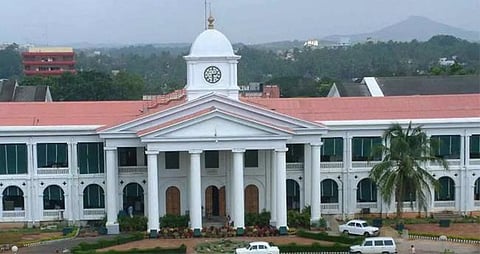 പൊ​തു​ജ​ന​ങ്ങ​ളു​ടെ പ​രാ​തി​ക​ൾ പ​രി​ഹ​രി​ക്കു​ന്ന​തി​നാ​യി മ​ന്ത്രി​മാ​രു​ടെ നേ​തൃ​ത്വ​ത്തി​ൽ അ​ദാ​ല​ത്ത് ന​ട​ത്തും | Adalat