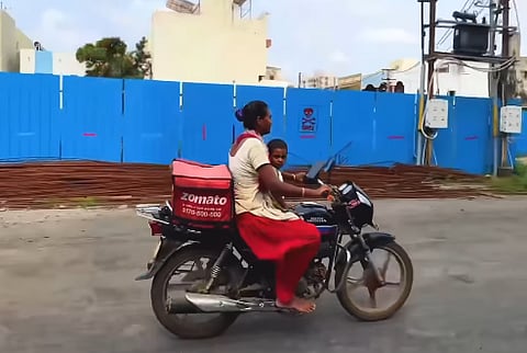 ‘അമ്മയെന്ന ഹീറോ’: സോഷ്യൽ മീഡിയയിലെ സ്റ്റാറായി ഒരമ്മ- വീഡിയോ | Zomato delivery agent