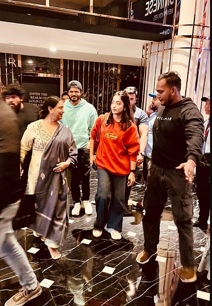 വിജയ് ദേവരകൊണ്ടയുടെ അമ്മയ്ക്കും സഹോദരനുമൊപ്പം പുഷ്പ 2 കാണാൻ രശ്മിക മന്ദാന