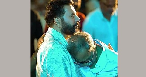 “ആ ​ഹൃ​ദ​യ​ത്തി​ലൊ​രി​ടം കി​ട്ടി​യ​താ​ണ് ഏ​റ്റ​വും വ​ലി​യ ഭാ​ഗ്യം’; എം.​ടി​യു​ടെ വി​യോ​ഗ​ത്തി​ൽ വൈ​കാ​രി​ക കു​റി​പ്പു​മാ​യി മ​മ്മൂ​ട്ടി | Mammootty