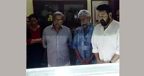 എം.​ടി​യു​ടെ വീ​ട്ടി​ലെ​ത്തി അ​ന്ത്യോ​പ​ചാ​രം അ​ർ​പ്പി​ച്ച് മോ​ഹ​ൻ​ലാ​ൽ | Mohanlal