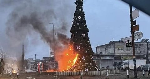സി​റി​യ​യി​ൽ കൂ​റ്റ​ൻ ക്രി​സ്മ​സ് ട്രീ​യ്ക്ക് ഒ​രു സം​ഘം തീ​യി​ട്ടു; രാ​ജ്യം സം​ഘ​ർ​ഷ​ഭ​രി​തം | fire to a huge Christmas tree
