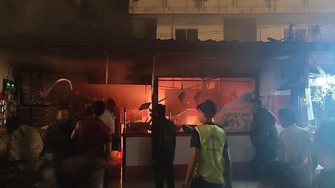 പാചകവാതകം ചോർന്നു, കോഴിക്കടയിൽ വൻ തീപിടിത്തം; ലക്ഷങ്ങളുടെ നാശനഷ്ടം | Massive fire break