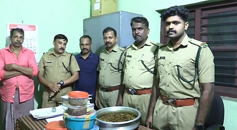 രണ്ട് നാടൻ തോക്കുകളും കാട്ടിറച്ചിയുമായി രണ്ടുപേർ വനംവകുപ്പിന്റെ പിടിയിൽ