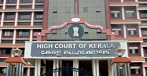 സര്‍വകലാശാല ലാസ്റ്റ് ഗ്രേഡ് നിയമനം; ബിരുദധാരികള്‍ക്കും അപേക്ഷിക്കാം- ഹൈക്കോടതി| University last Grade Recruitment