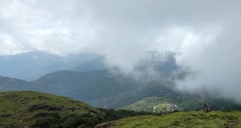 ശ​ക്ത​മാ​യ മ​ഴ; പൊ​ന്മു​ടി ഇ​ക്കോ ടൂ​റി​സം സെ​ന്‍റ​ർ താ​ത്കാ​ലി​ക​മാ​യി അ​ട​ച്ചു | Ponmudi Eco Tourism