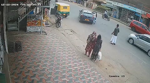 Video: നിർത്തിയിട്ട കാർ കുട്ടികൾ സ്റ്റാർട്ട് ചെയ്തതിനു പിന്നാലെ മുന്നോട്ടു പാഞ്ഞു; വൻ ദുരന്തം ഒഴിവായത് തലനാരിഴക്ക്